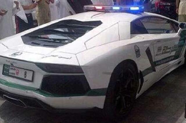 Dubajaus policininkai važiuoja patruliuoti "Lamborghini” automobiliu