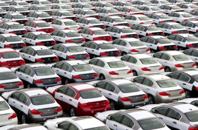 Europos automobilių gamintojų pardavimai kovą smuko