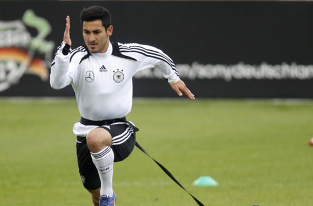 Europos grandų medžiojamas Ilkay'us Gundoganas "Borussia" klubo palikti nesiruošia