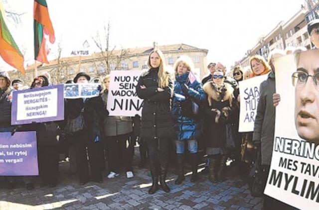 Įstatymų kalviai Neringai Venckienei kala grotas