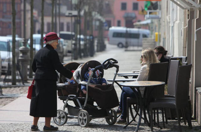 Kavinės stalų į lauką neskuba nešti