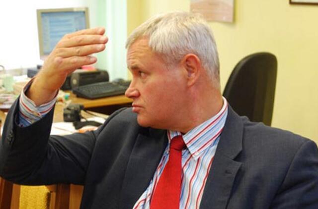 Meras kraunasi lagaminą į Didžiają Britaniją