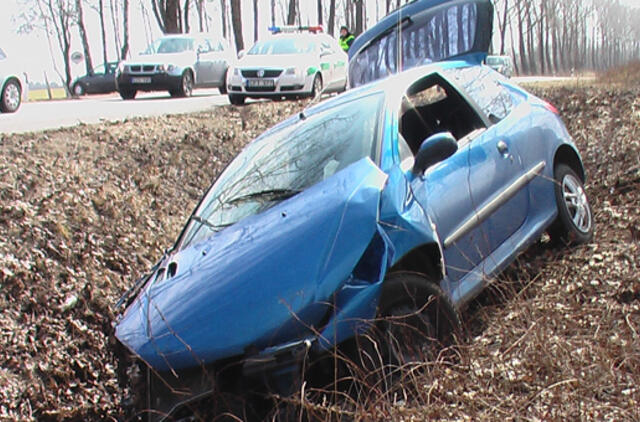 Merginos vairuotas automobilis trenkėsi į medžius