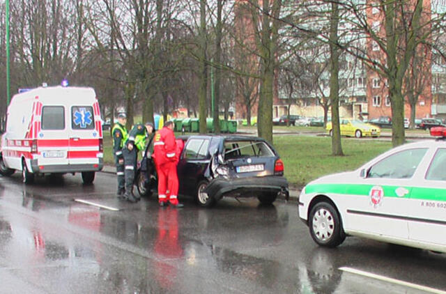 Pėsčiuosius panoręs praleisti vairuotojas atsidūrė ligoninėje