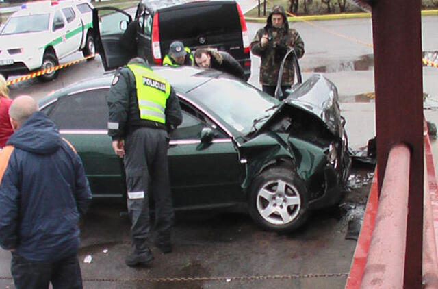 Po avarijos automobilyje rastas vairuotojo kūnas su peiliu krūtinėje