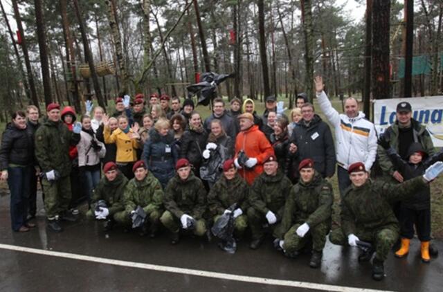 Poilsio parke vykusi talka: neapsiribota vien šiukšlių rinkimu