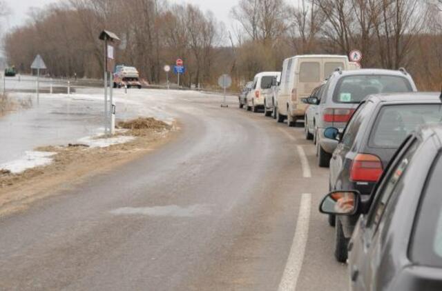 Potvynio vanduo užliejo kelią Šilutė-Rusnė