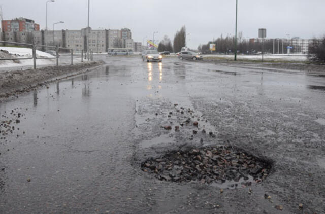 Šį pavasarį duobėse nukenčia daugiau automobilių nei pernai, bet vidutinė žala – mažesnė