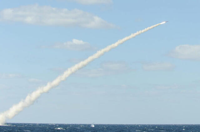 Šiaurės Korėja į rytinę pakrantę perkėlė ilgojo nuotolio raketą