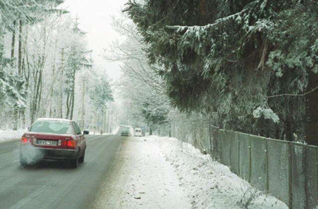 Sniegas vėl sunkina eismo sąlygas visoje Lietuvoje