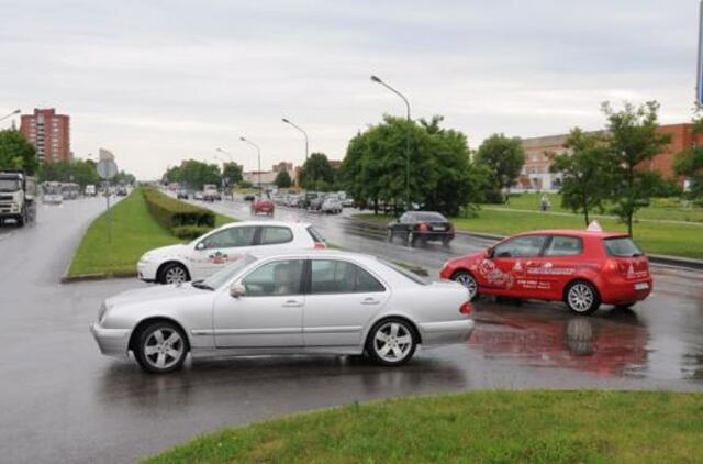 Tyrimas: išlaikę egzaminą vairuotojai nebeskaito kelių eismo taisyklių