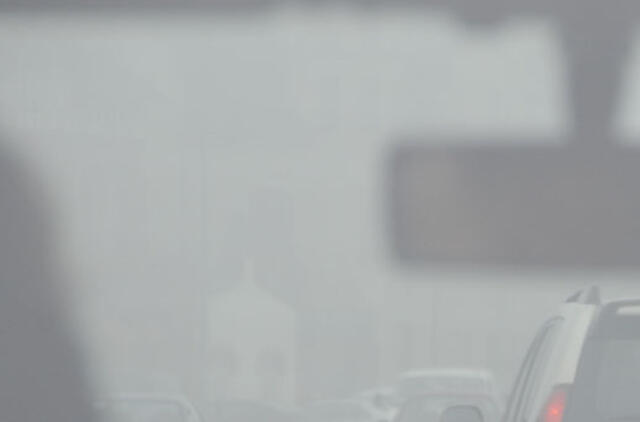 Vietomis susiformavęs rūkas riboja matomumą iki 100 metrų