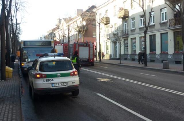 Vyrą stotelėje prispaudė autobuso ratas