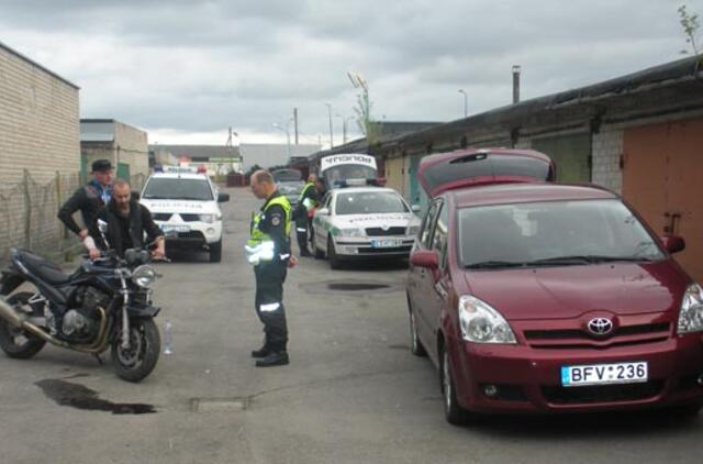 Girtas motociklininkas bandė važiuoti ant galinio rato