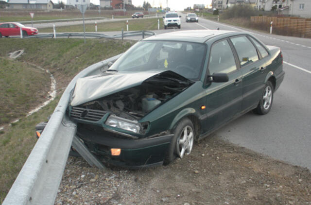 Išgąsdintas vairuotojas trenkėsi į atitvarus