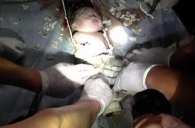 Kinija: kūdikis į kanalizaciją įkrito netyčia, teigia motina