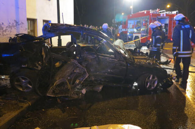 Kraupios avarijos metu žuvo du jaunuoliai