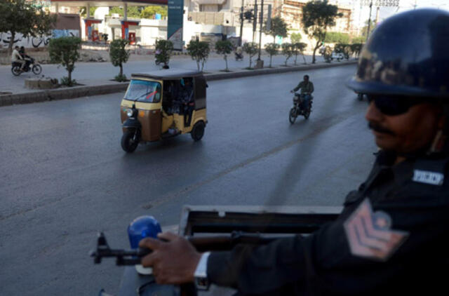 Pakistane sprogus autobusui liepsnose žuvo 17 vaikų