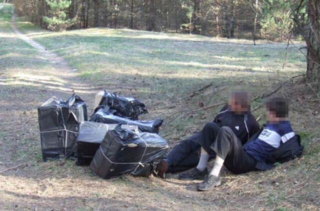 Pasienyje sučiupti trys vyrai, nešę 9 dėžes cigarečių