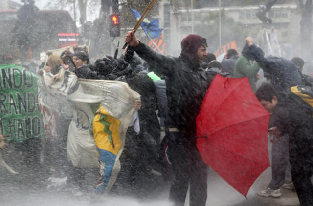 Per studentų protestus Čilėje kilo susirėmimai su policija