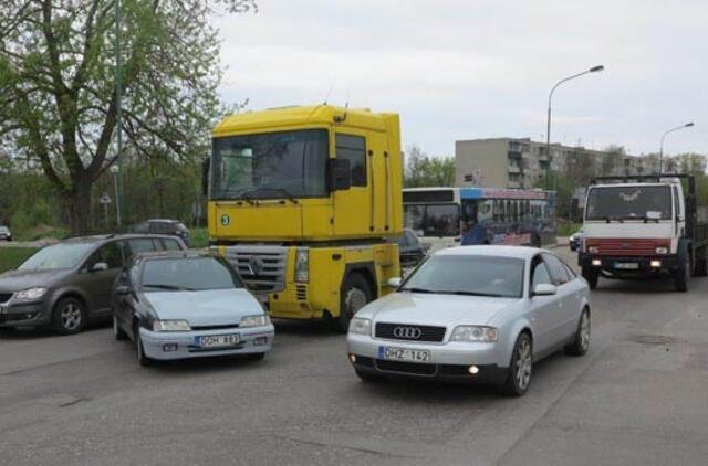 Šilutės plente vilkikas "pakuteno" citroeną