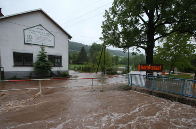 Vokietijoje per potvynius žuvo moteris, sutrikdytas eismas
