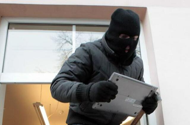 Ilgapirščių grobis: telefonas, degtinė, keltuvas...