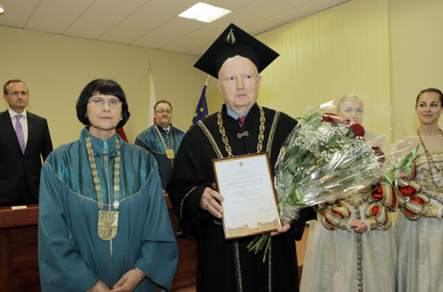 Inauguruoti dar du Klaipėdos universiteto garbės daktarai