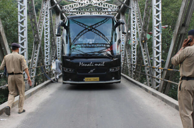 Indijoje autobusui nulėkus į tarpeklį žuvo 18 žmonių