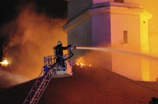 Latvijos ugniagesiai lokalizavo Rygos pilies gaisrą