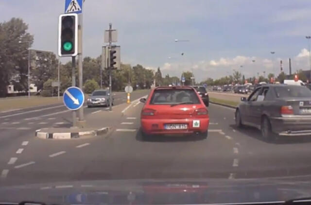 "Pagauk "gaidelį" kelyje!": BMW važiuoja kaip nori