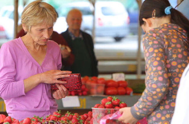 Prekeiviai: braškės smarkiai nebrango