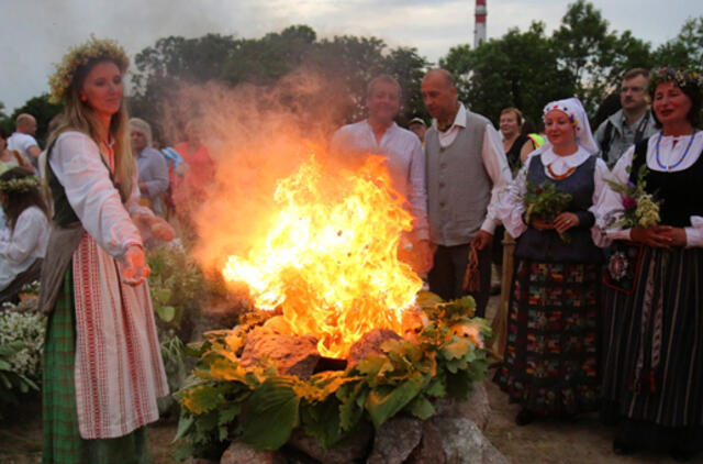 Prie Jono kalno vėl degė laužai