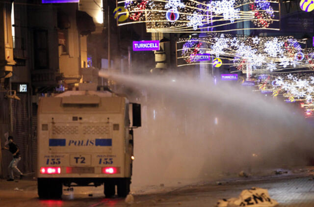 Turkijoje prieš protestuotojus panaudotos vandens patrankos