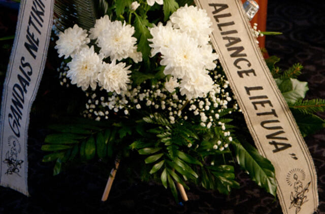 Ant automobilio rado laidotuvių vainiką