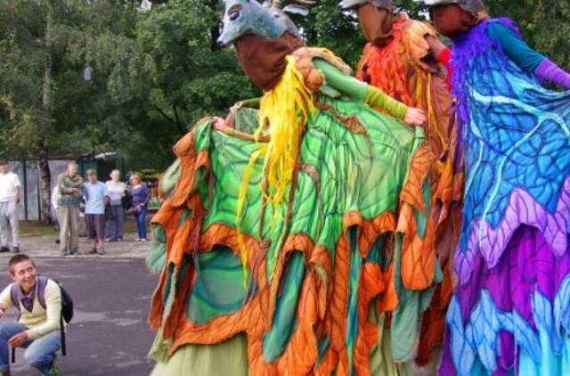 Gatvės cirko festivalyje Klaipėdoje – nuo akrobatų iki "Tele bim-bam"