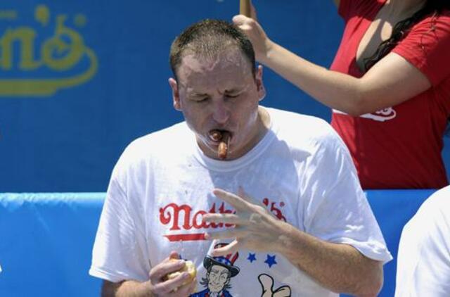 Kalifornietis septintą kartą iš eilės laimėjo dešrainių valgymo varžybas