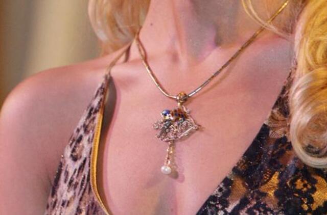 Moteris neteko auksinės grandinėlės