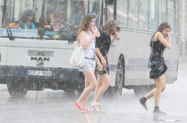 Numatomi šilti ir lietingi orai, savaitgalį atvės