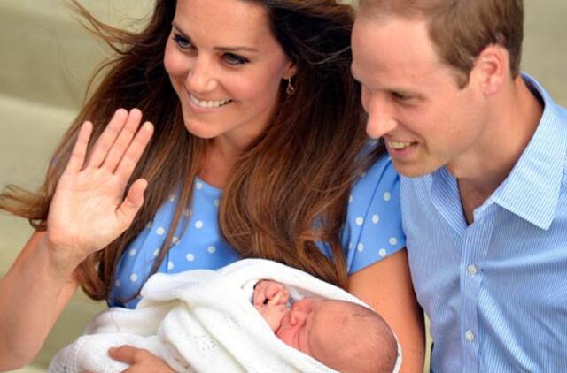 Panoraminė nuotrauka: princas Viljamas su žmona Keit parodo savo naujagimį