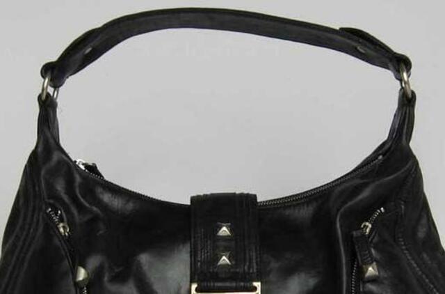 Pargriovė ant žemės ir atėmė rankinę