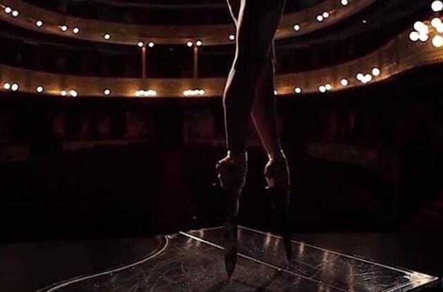 Balerinos šokis ant fortepiono - su peilių puantais