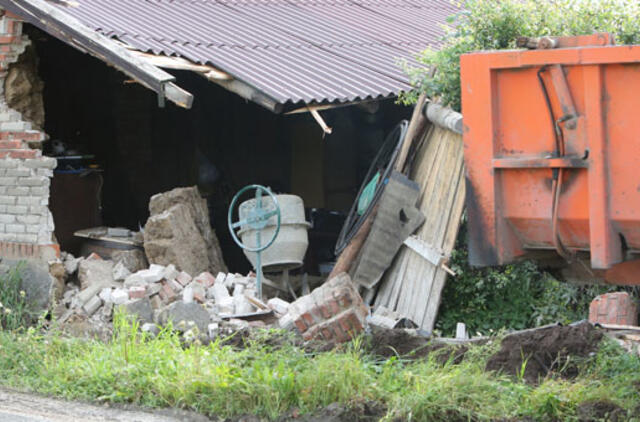 Kisinių kaime sunkvežimis kliudė pastatą