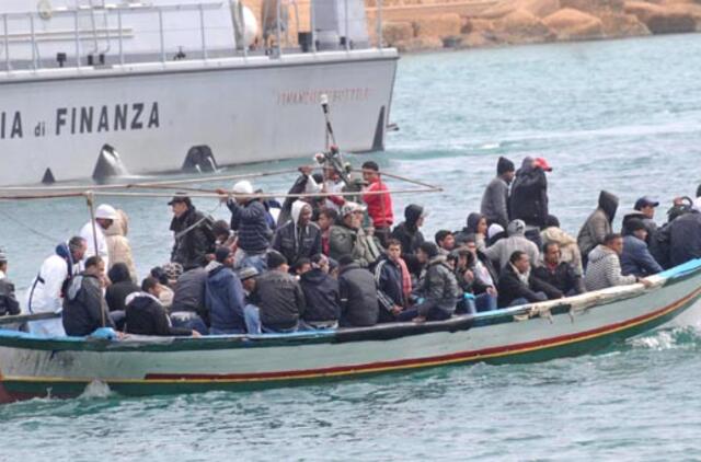 Malta neįsileido tanklaivio su 102 migrantais