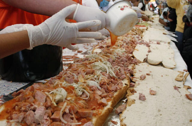 Meksikoje pagaminta didžiausia šalies istorijoje torta