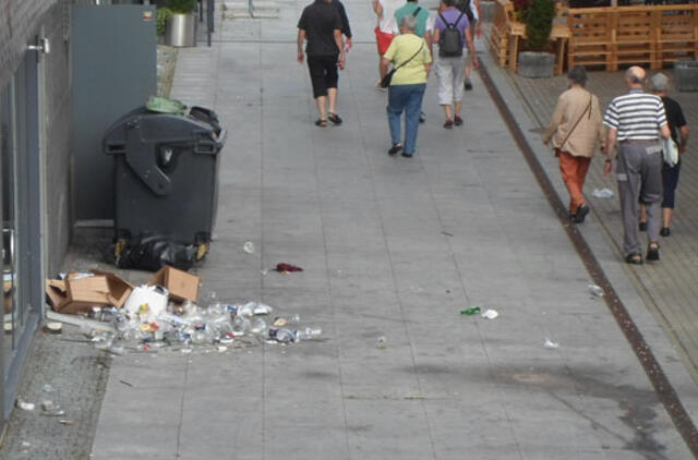 Miesto centre turistus pasitinka šiukšlės