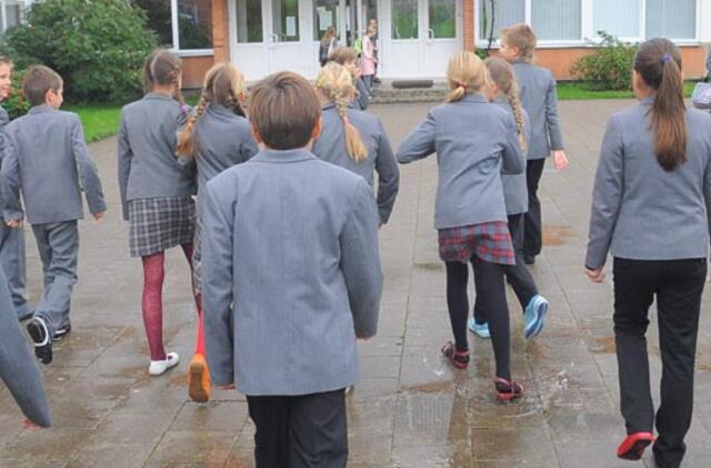 Mokyklinė uniforma gali kainuoti atlyginimą