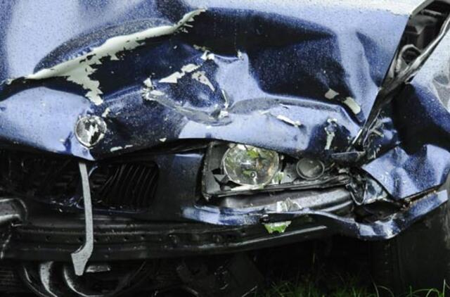 Nuo alkoholio ir narkotikų apsvaigęs BMW vairuotojas taranavo priešais važiavusį automobilį