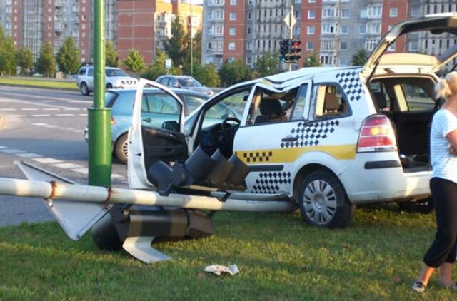 Avarijos kaltininkas - neatidus taksi vairuotojas (papildyta)