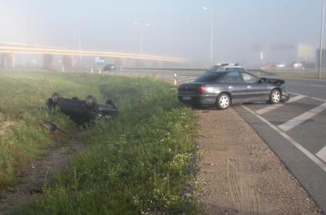 Per tirštą rūką Jakų žiede susidūrė automobiliai